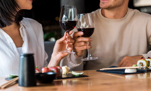 ワインを飲む男女